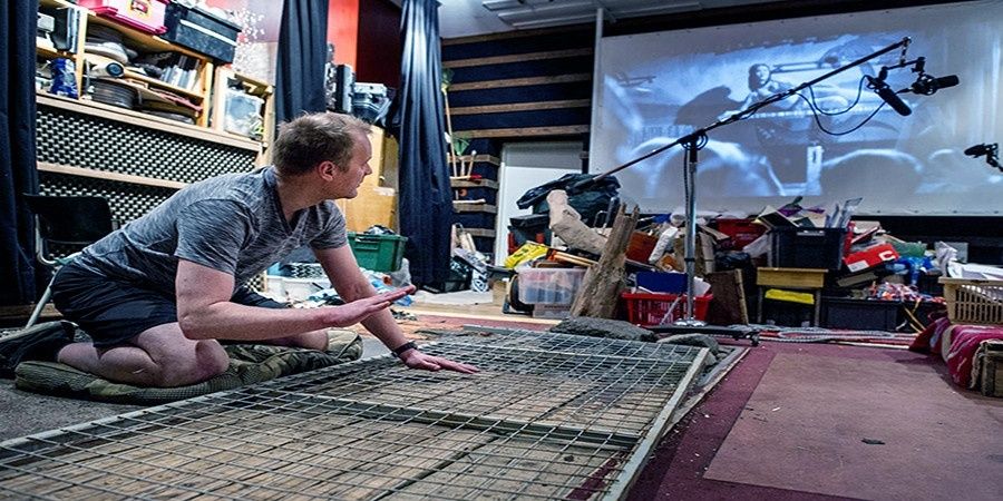 Foley-taiteilija työskentelee äänitysstudion rekvisiitan keskellä